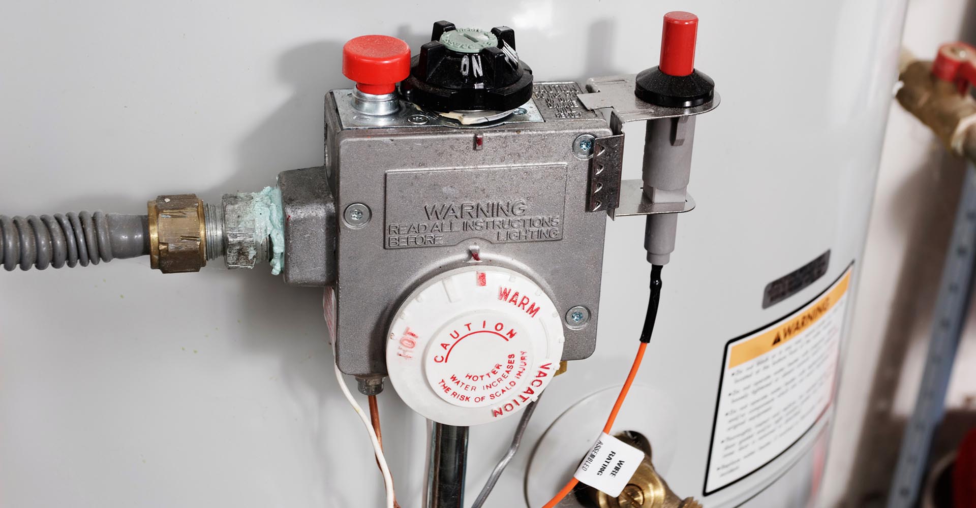 Water-Heaters-Vs-Tankless-Water-Heaters-Blitz-Feat-Image-63506fe5c1d9b